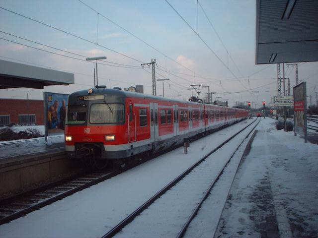 420 429 durchfhrt am 01.03.04 den Bahnhof Leuchtenbergring.