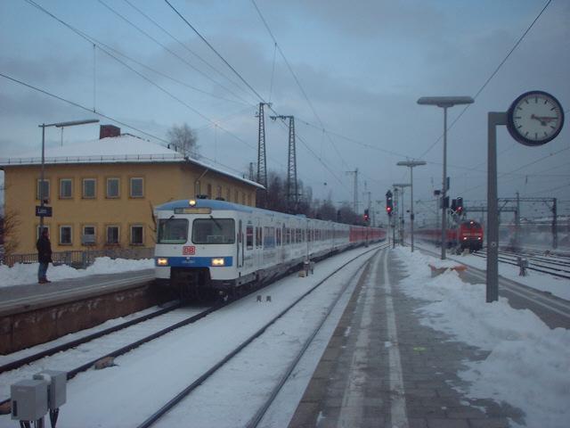 420 430 (BHW) frht im Januar 2004 den Langzug Richtung Freising/Flughafen an.