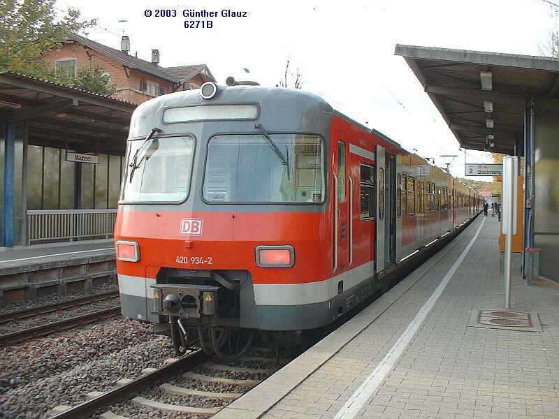 420 434-3, ein Zug der letzten Generation, am 03.11.2003 als S 3 Flughafen - Backnang in der Haltstelle Maubach. Links ist das fr�here Bahnhofgeb�ude sichtbar, heute ein Wohnhaus.