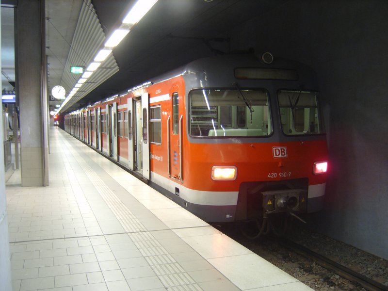 420 440 (S-Bahn Stuttgart) im Endbahnhof Filderstadt am 24.02.2007. Man beachte den Aufkleber 'S-Bahn Stuttgart' hinter der Fhrerstandstr!