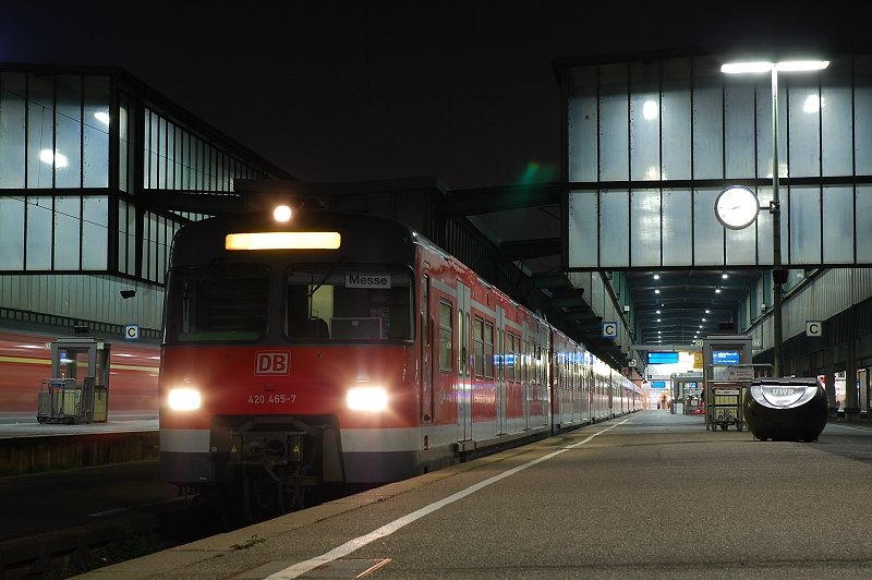 420 465 steht am sp�ten Abend des 11.10.08 auf Gleis 6 des Stuttgarter Hbfs.