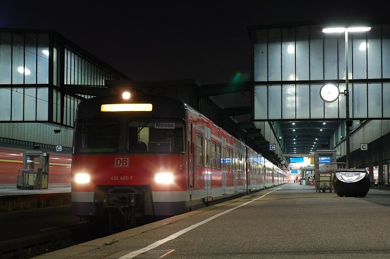 420 465 steht am spten Abend des 11.10.08 auf Gleis 6 des Stuttgarter Hbfs.