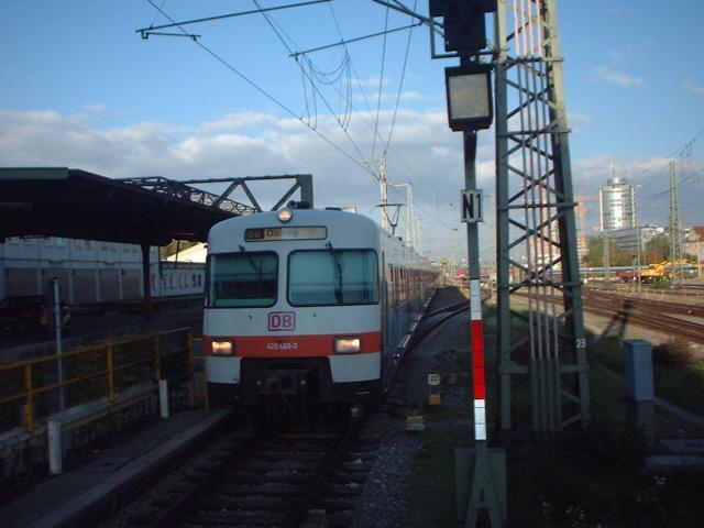 420 486, noch mit GR  Siegersdorfer Petrusquelle  am Ostbahnhof Gleis 1.