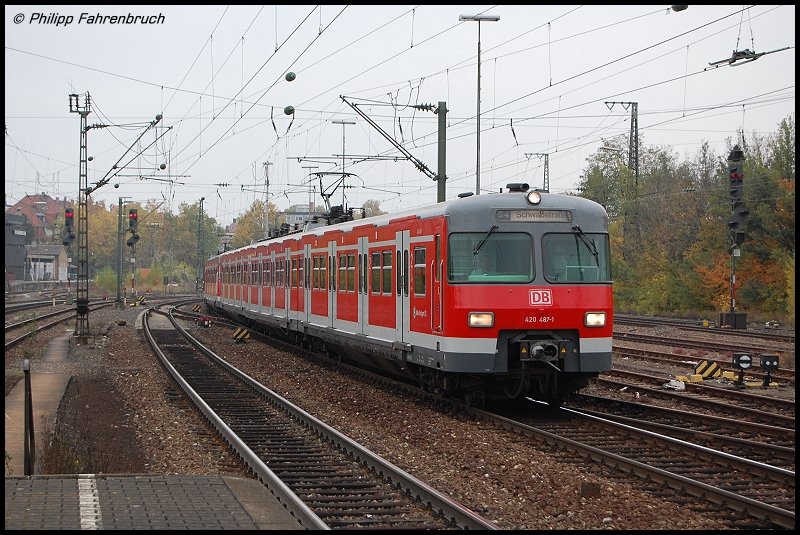 420 487-1 fhrt am 27.10.07 als S-Bahn nach Stuttgart-Schwabstrae in den Ludwigsburger Bahnhof ein.