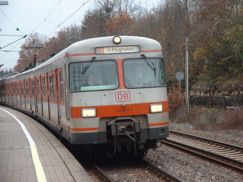 420 883-1 am 07.12.2001 in der Haltestelle Maubach Strecke S3 Backnang - Stuttgart - Flughafen