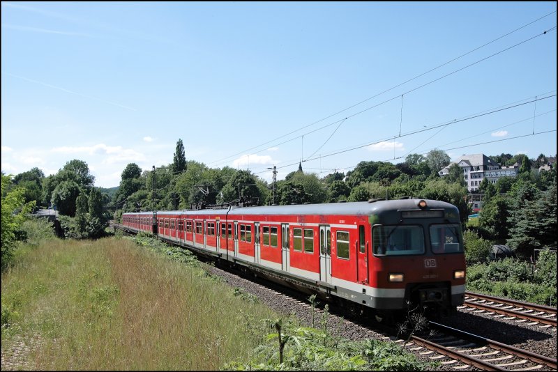 420 883 und 420 363 sind am 01.06.2008 bei Wetter(Ruhr) auf dem Weg Richtung Wuppertal. Laut Zugzielanzeiger lautet das Fahrtziel Bottrop Hbf;-)
