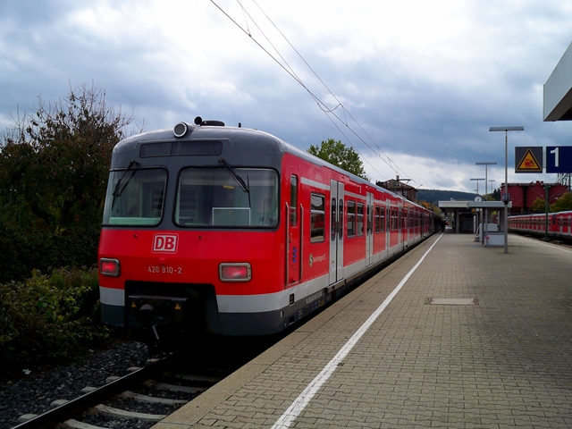 420 910 steht in Weil der Stadt zur Abfahrt bereit. Aufgenommen am 11.10.2009