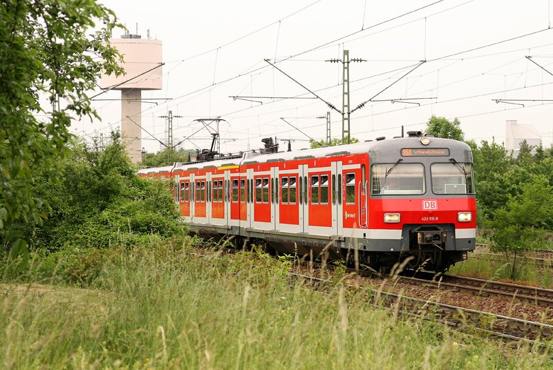 420 931-8 als S5 (Bietigheim-Bissingen - Stuttgart) am 27.05.08 bei Asperg.