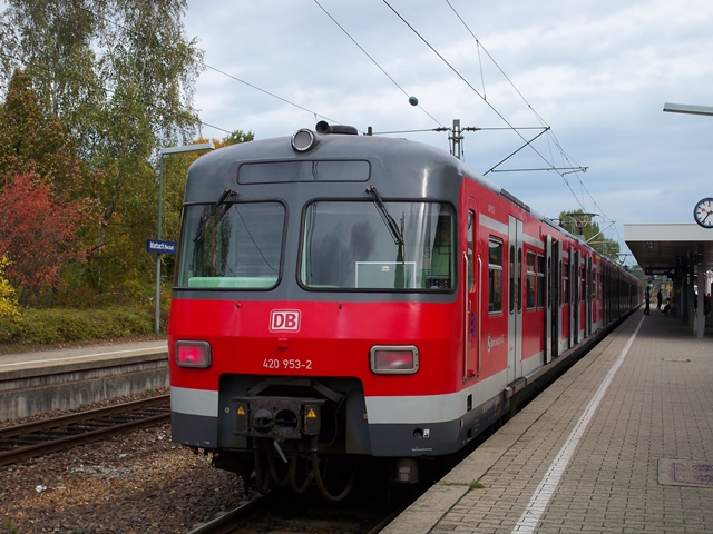 420 953 steht in Marbach (Neckar) zur Abfahrt bereit. Aufgenommen am 11.10.2009