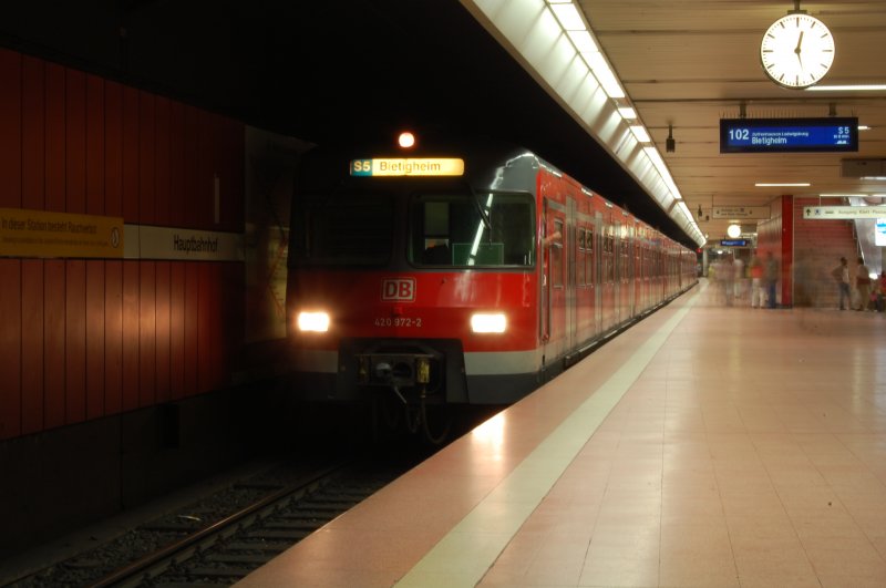 420 972-2 stand am 26.07.07 auf Gleis 102 des Stuttgarter HBFs (tief) als S5 nach Bietigheim.