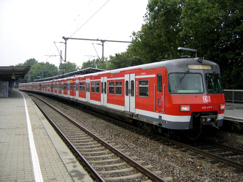 420 978 am 23.8.05 als S 1(Herrenberg-Plochingen) in Stuttgart-Untertrkheim.