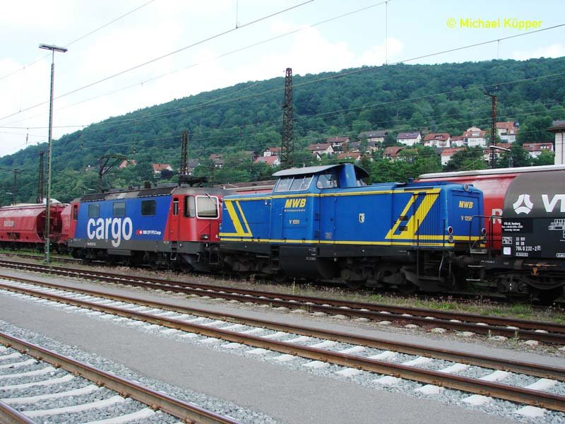 421 371-8 mit V 1251 im Ecco nach Kirchweihe. Hier im Bf Gemnden Juni 2007.