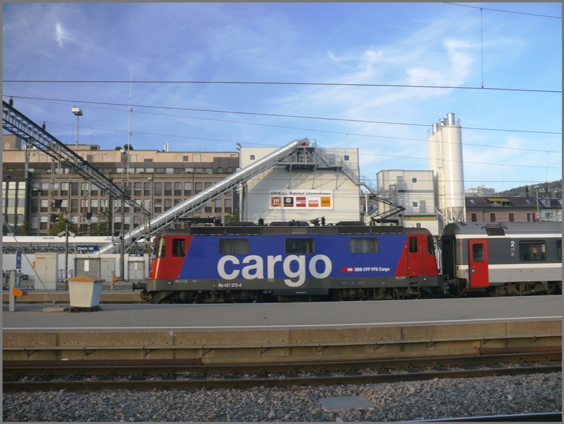 421 372-4 bringt einen EC nach Lindau am Bodensee und fhrt soeben aus dem Zrcher Hauptbahnhof. (03.10.2009)