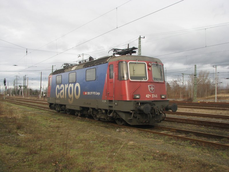 421 374-0 der SBB Cargo steht in Heidenau abgestellt.20.01.08.