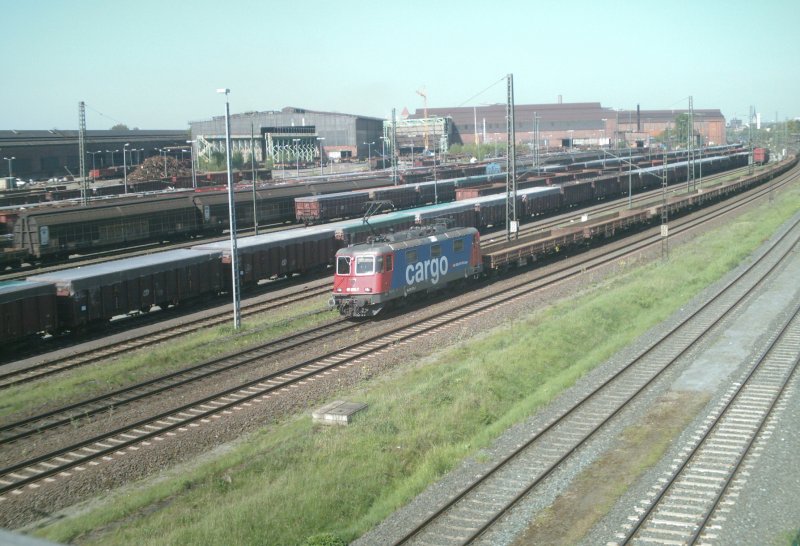 421 375 vor dem dem Peiner Stahlwerk in Peine. Die Lok
fhrt also im norddeutschen Flachland und nicht in den
Schweizer Alpen.  (06.05.2008)