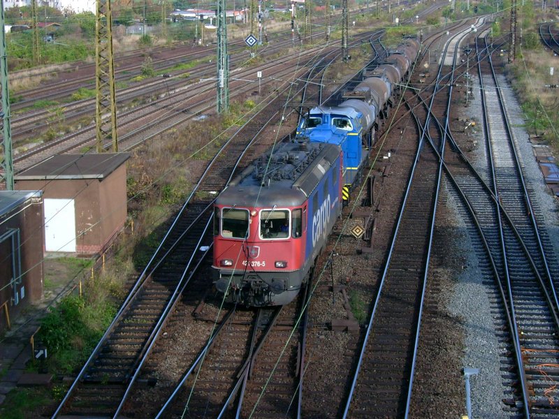 421 376 der SBB Cargo und eine unbekannte V 100 der MWB bespannen am 28.10.08 einen kurzen Kesselwagenzug. Fotografiert bei der Durchfahrt durch den Rbf Halle/Saale.