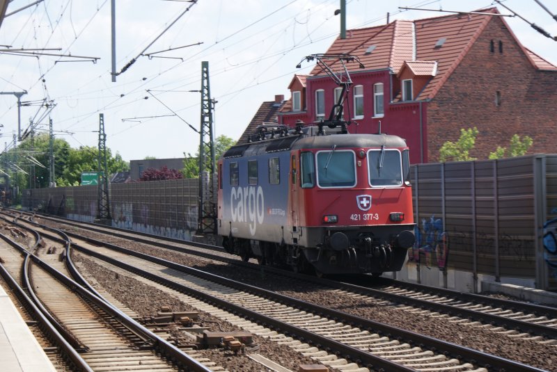 421 377-3 der SBB fuhr erst mit Containerwagen durch Hannover/Linden,wenig spter kam sie als Lokzug zurck.Fotografiert am 23.05.2009