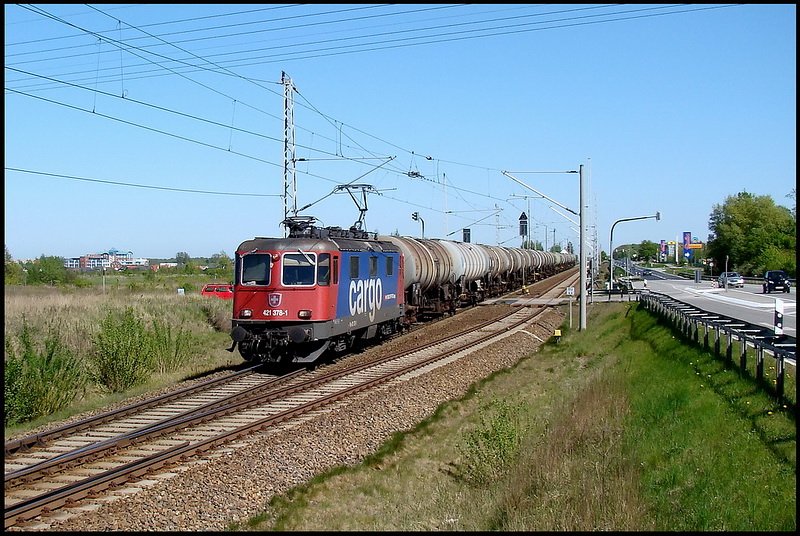 421 378-1 vor einem lpendelzug nach Rostock Seehafen.  Stralsund- Langendorf 01.05.09 