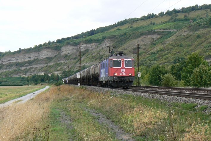 421 378 der SBB Cargo ist gerade an die HGK verliehen. Am 21.8.2008 fhrt sie fernab von Schweiz und Kln mit einem ler durchs Maintal bei Thngersheim in Richtung Wrzburg. Nur 3 Tage spter war sie in Hamburg zu finden.