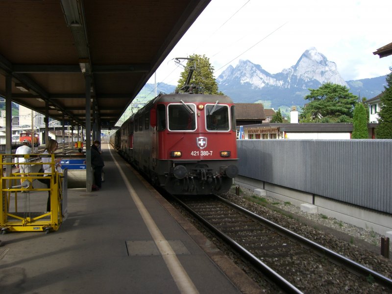 421 380 rast mit einem Zug gebildet aus Teleskophaubenwagen und Schiebeplanenwagen durch Brunnen. (17.08.2007)