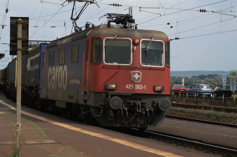 421 383-1 der SBB Cargo mit gemischtem Gterzug in Rdesheim am 06.08.2006