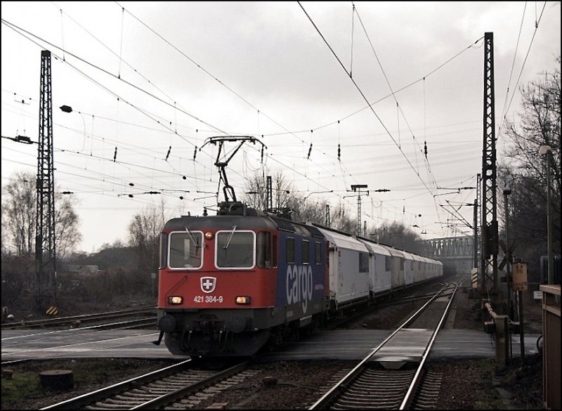 421 384 durchfhrt mit Khl- und Kesselwagen am Haken Recklinghausen-Sd. (07.03.2009)