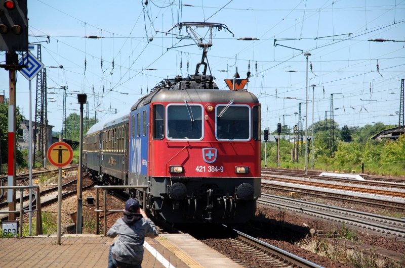 421 384 zieht am 13.06.09 den Classic-Courier-Express durch Weimar Richtung Berlin. 