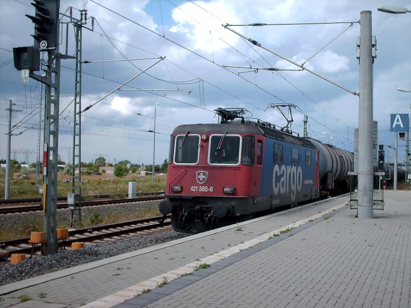 421 385-6 der SBB-Cargo zog am 30.06.2007 einen Kesselwagen Gz durch Bitterfeld.