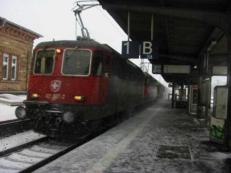 421-387 und 421-381 in Doppelstraktion mit ihrem Gterzug am 29.12.2005 bei der Durchfahrt von Bensheim.