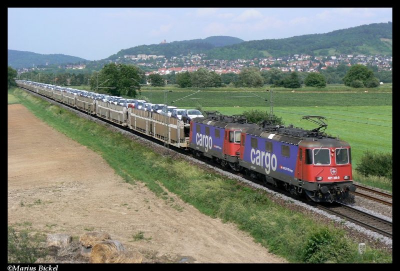 421 388 und eine weitere Maschine sind am 18.5.2007 mit einem Autozug bei Grosachsen-Heddesheim unterwegs.