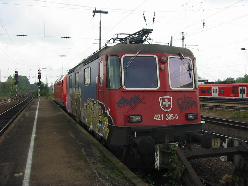 421-395 und 146-007 am 2.10.2005 in Ludwigshafen Hbf abgstellt.