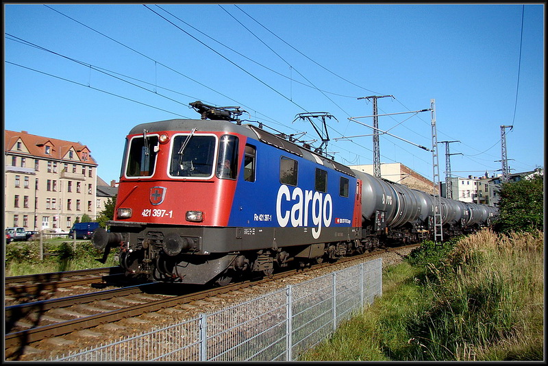 421 397-1 mit Ethanolkessel (aus Anklam) kurz nach dem verlassen des Stralsunder Hbf.  am 16.09.09