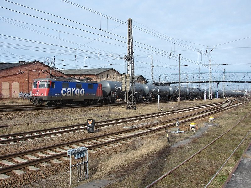 421 397 mit einem Kesselzug bei der Durchfahrt durch den Bahnhof Stralsund in Richtung Sden. (16.03.09)
