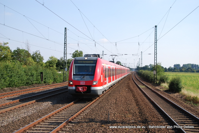 422 004-2 fhrt am 4. August 2009 um 17:35 Uhr als S7/S1 in Duisburg Rahm ein