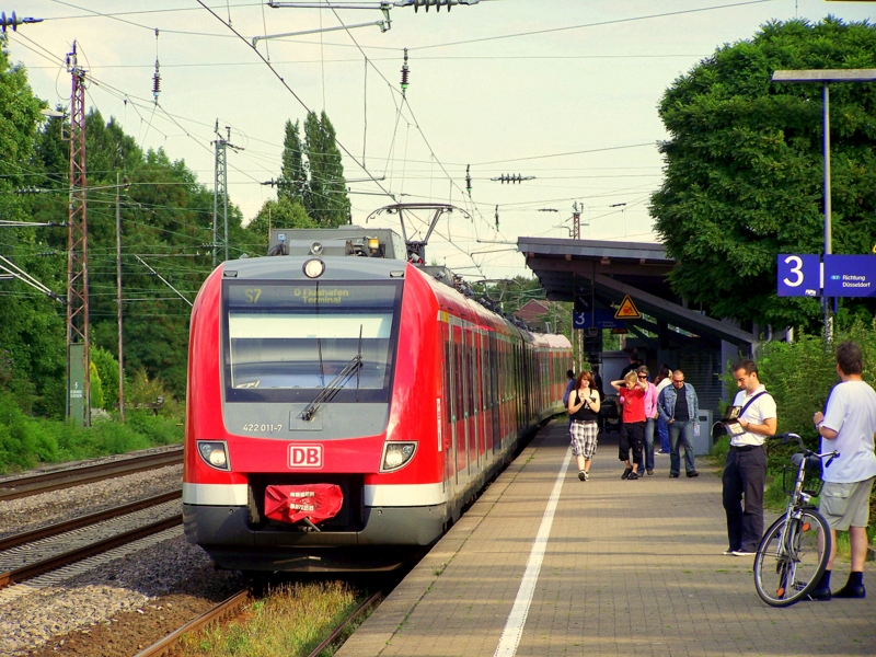 422 011/511 und 422 052/552 fahren gemeinsam als S7 in Richtung Dsseldorf - Flughafen-Terminal in Hilden ein. 28.07.09