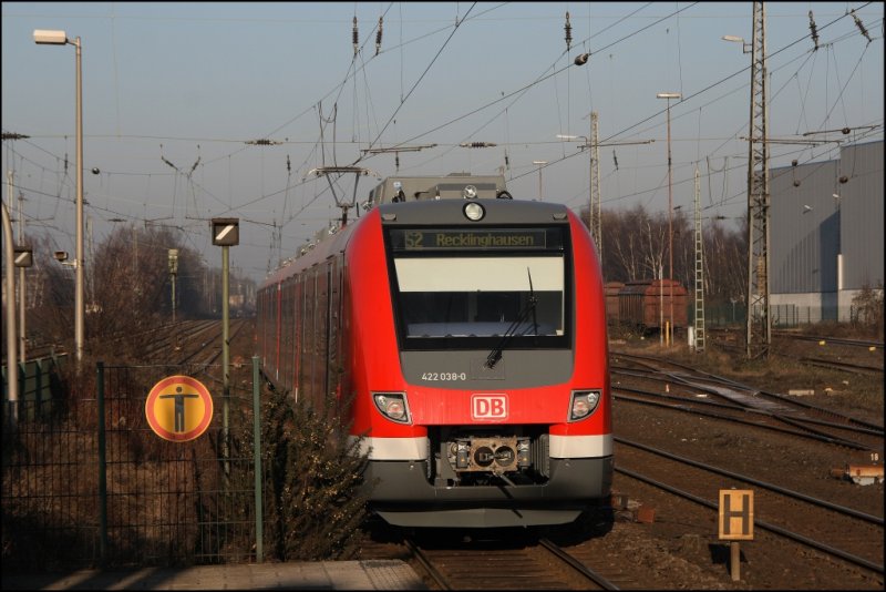 422 038/538 verlsst als S2 den Haltepunkt Recklinghausen-Sd in Richtung Recklinghausen Hbf. (30.12.2008)