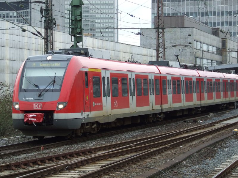 422 039 verlsst am 13.03.2009 den Essener Hbf auf der S9 in Richtung Wuppertal.