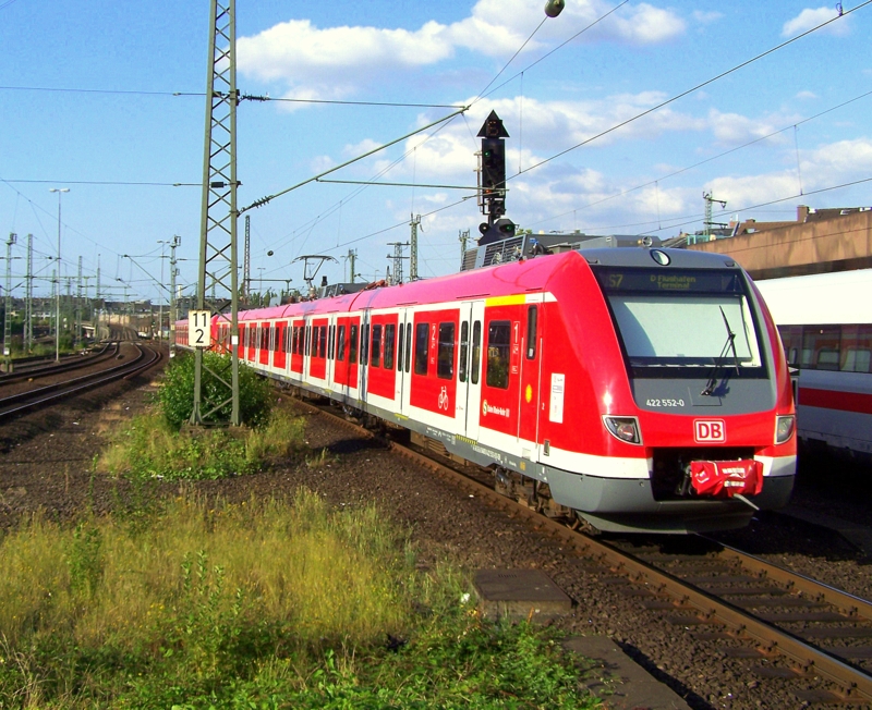 422 052/552 als hintere Einheit der S7, verlsst zusammen mit 422 011/511(vorn) den Dsseldorfer Hbf in Richtung Flughafen-Terminal am 28.07.09