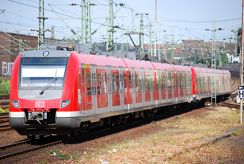 422 532 bei der Ausfahrt aus Dsseldorf Hbf an 26.8.2009