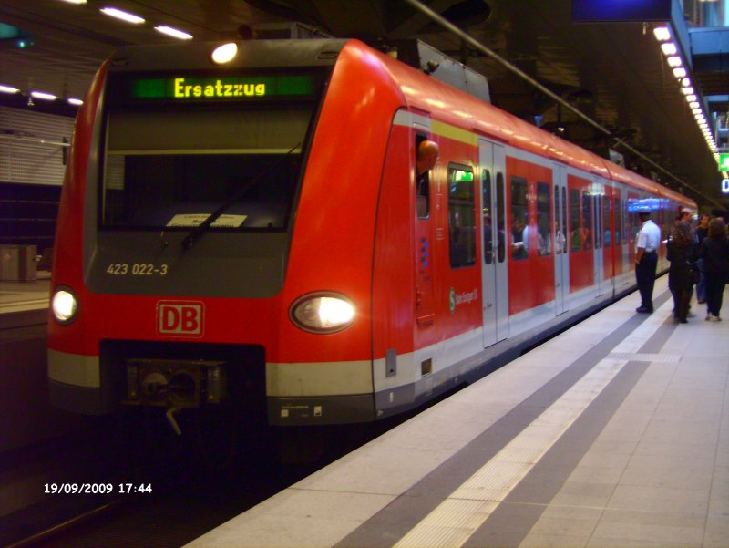 423 022-3 der Stuttgarter S-Bahn im Zusatzverkehr bei der Berliner S-Bahn, hier in Berlin Hbf (tief) am 19.09.2009
