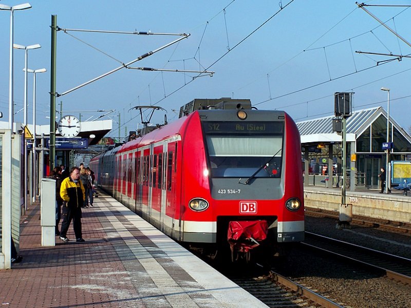 423 034/534 bei der Einfahrt von Porz/Wahn. Nach kurzem Aufenthalt fhrt er zusammen mit 423 052/552 in Richtung Au(Sieg). 14.02.09