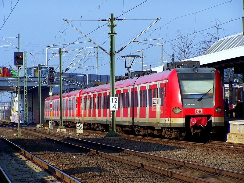 423 038/538 als vordere und 423 196/696 als hintere Einheit verlassen zusammen den Bahnhof Porz/Wahn in Richting Dren am 14.02.09
