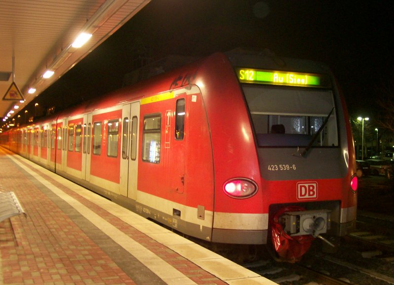 423 039/539 am Abend des 09.02.2007 im Bahnhof D�ren.