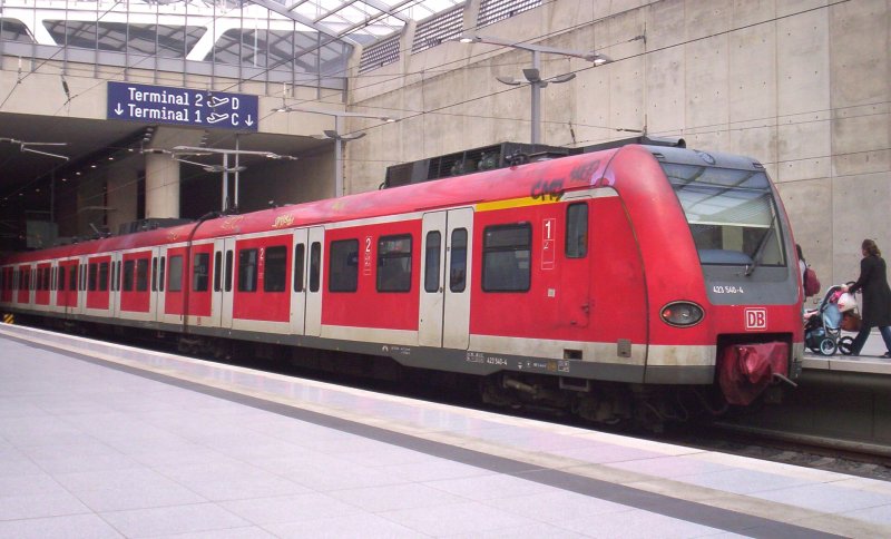 423 040 als S13 nach Kln-Hansaring im Kln/Bonner Flughafen-Bahnhof. 09.04.2007