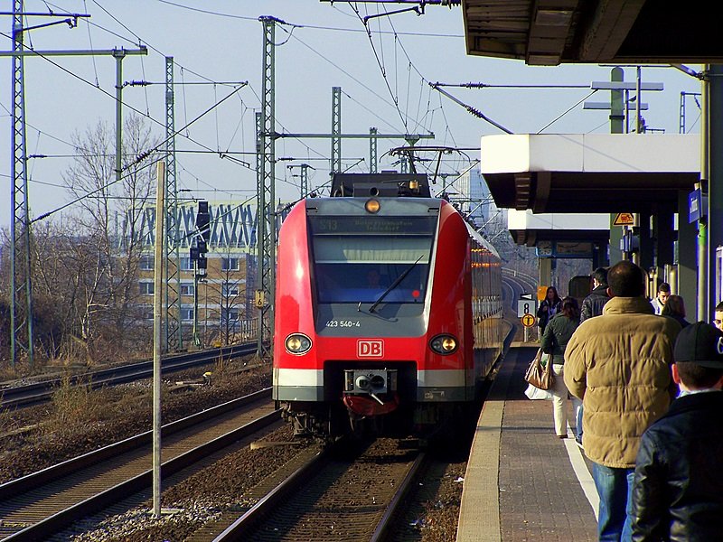 423 040/540 als S13 von K-Hansaring nach Troisdorf bei der Einfahrt von K-Trimbornstra�e. 14.02.09