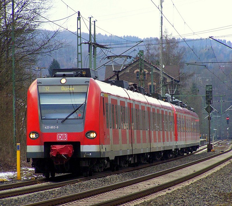 423 052/552 und 423 034/534 verlassen als S12 von Au(Sieg) Kommend den Bahnhof Herchen in Richtung D�ren. 14.02.09