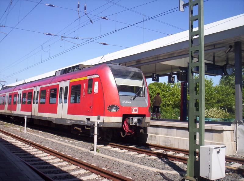 423 054 als S 12 mit dem Ziel Hennef(Sieg) in Dren zur Abfahrt bereit. 12.06.2006