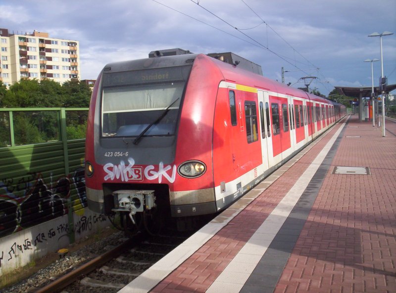 423 054 als S12 nach Sindorf in Kln Steinstrae. 01.08.2006