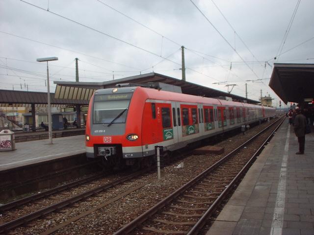 423 059 ist am 12.12.03 auf der S8 unterwegs, hier in Mnchen Pasing.