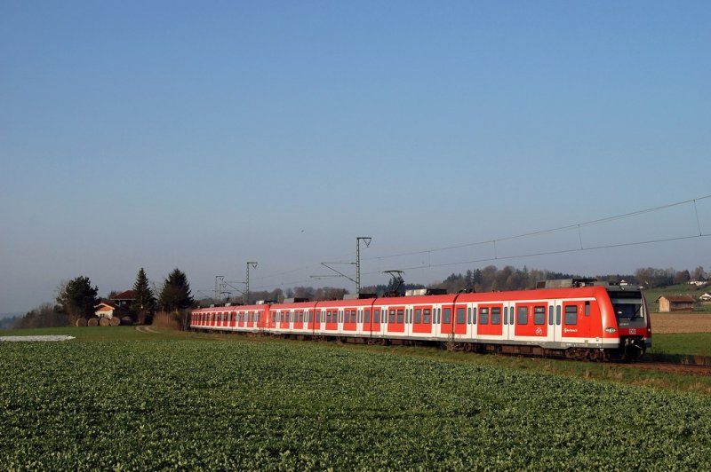 423 083 und 423 143 mit einer S-Bahn zum Ostbahnhof vor Ebenhausen Schftlarn (11.04.2007)